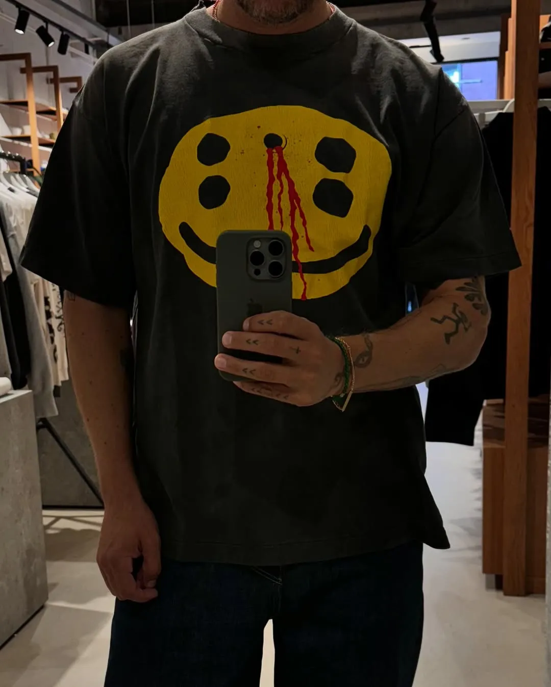 CACTUS PLANT FLEA MARKET x SAINT Mxxxxxx SMILE SS TEE/BLK CPFM co-branded model. Short-sleeved smiley face. Retro distressed TEE with four-eyed smile. Washed black S-XL. Look for the cylindrical fabric with no side seams. The open width is almost meaningless. Asut ready-made garments are dyed. The whole piece is sprayed and faded. The collar and cuffs are frayed. Many people hang it. Over-heavy work. Customized CPFM co-branded main mark/wash mark/with little angel for anti-counterfeiting